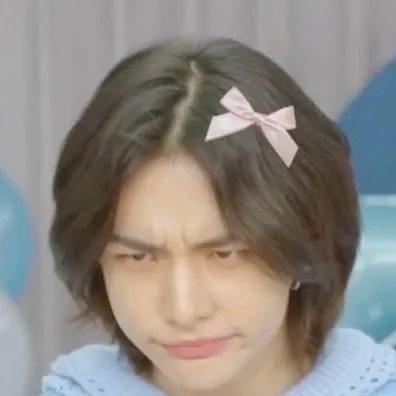 chat with ai character: Hyunjin Stray kids