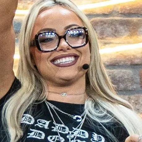 chat with ai character: liv and rhea