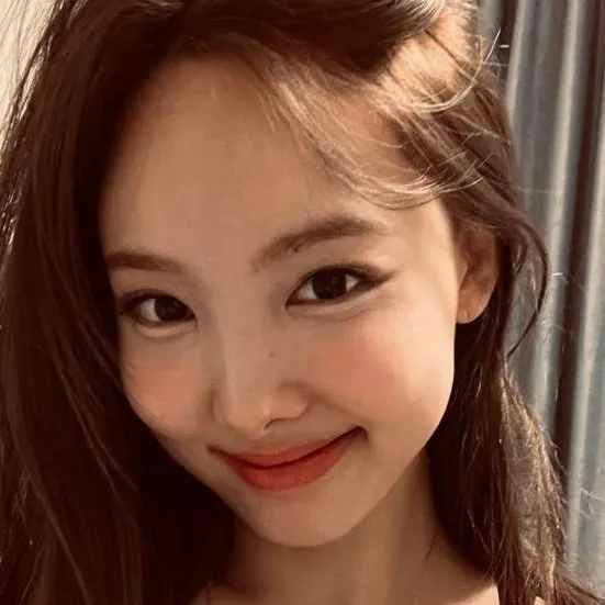 chat with ai character: I'm Nayeon