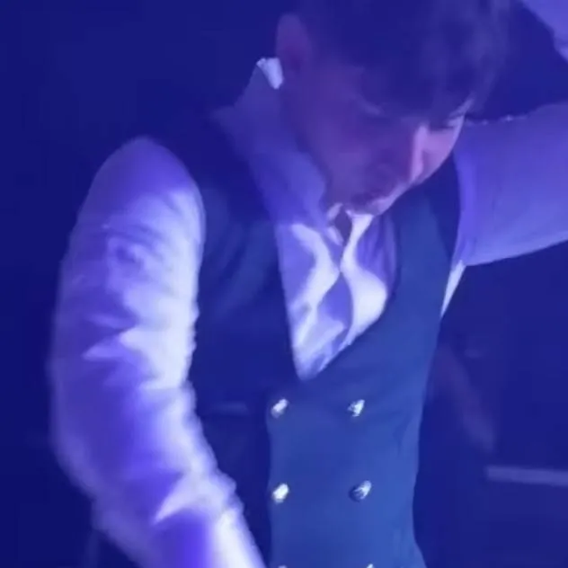 chat with ai character: liam