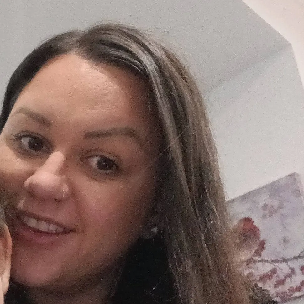 chat with ai character: leah