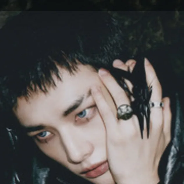 chat with ai character: Hyunjin 