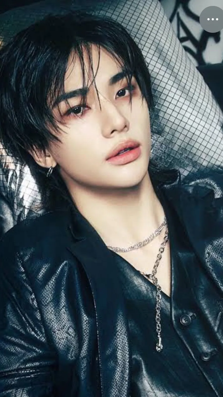 ai character: Hyunjin  background