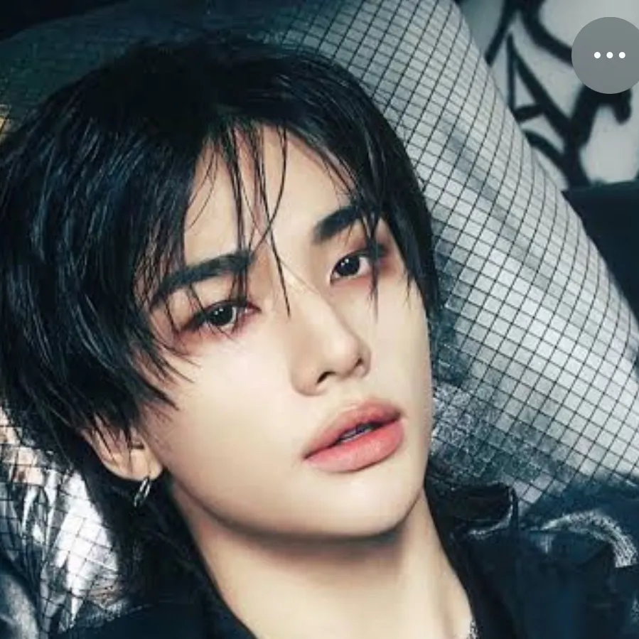 chat with ai character: Hyunjin 