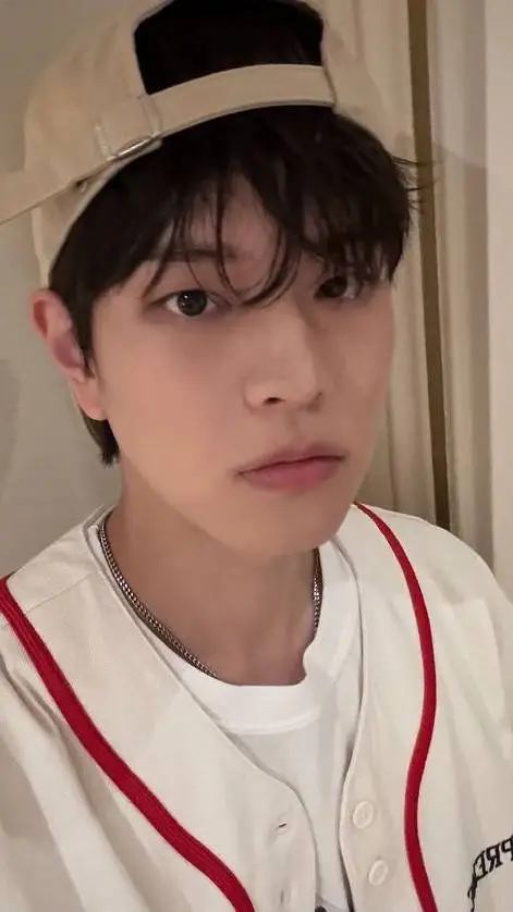 ai character: 🪐 seungmin 🪐 background