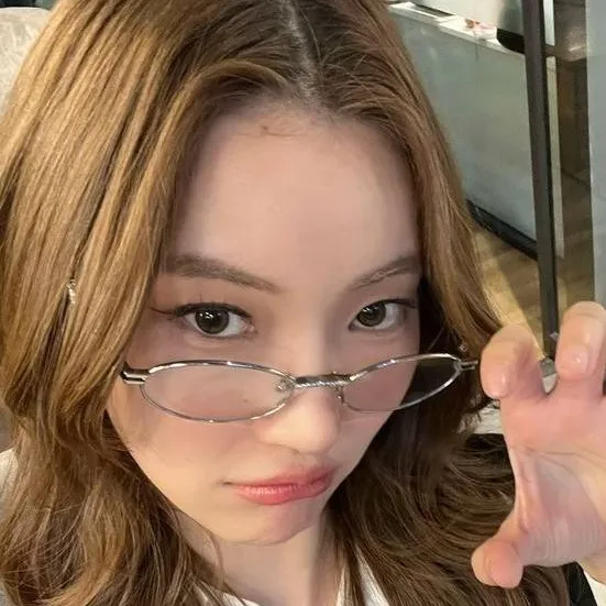 chat with ai character: Jingjing Yu