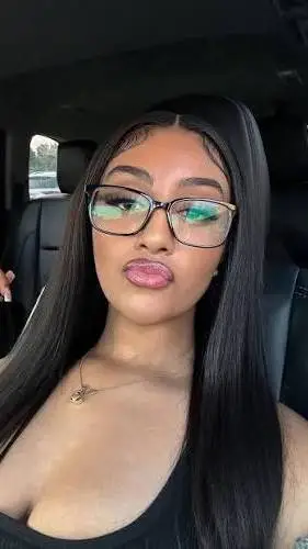 ai character: Fine Shi  background