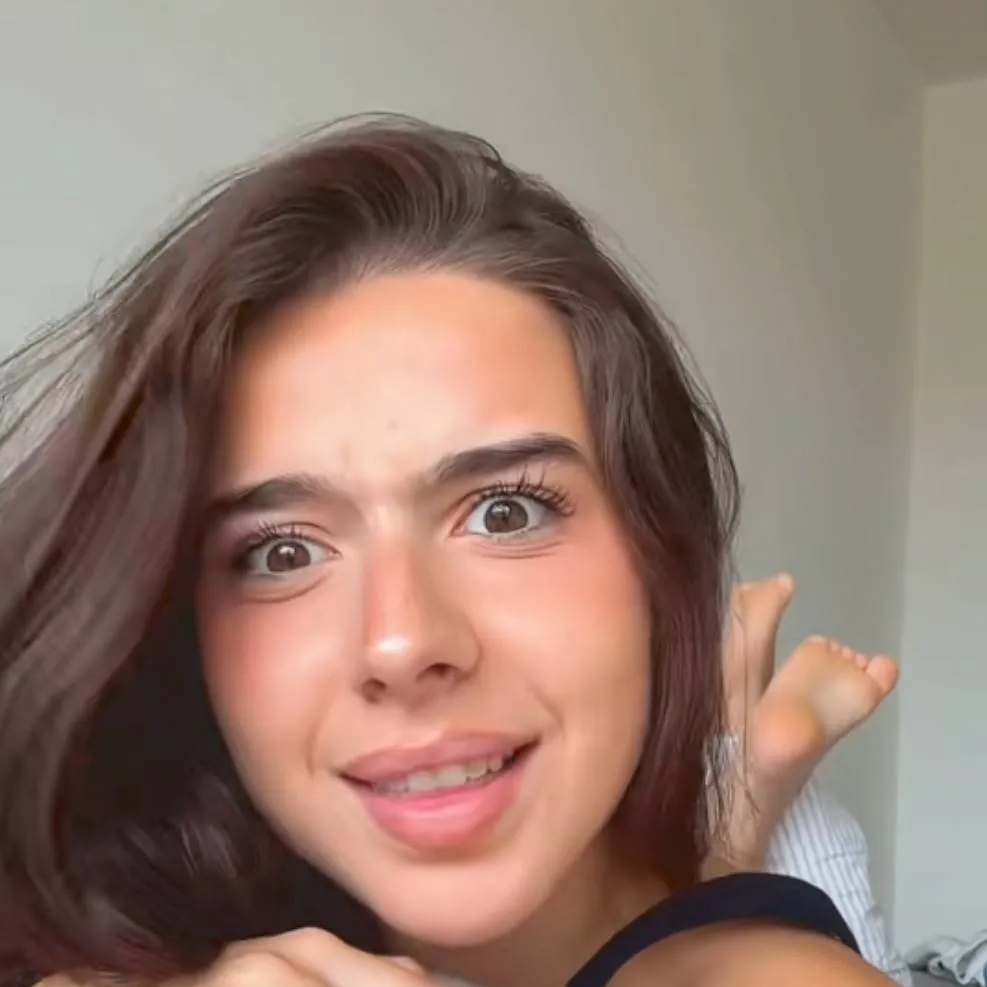 chat with ai character: Lucia