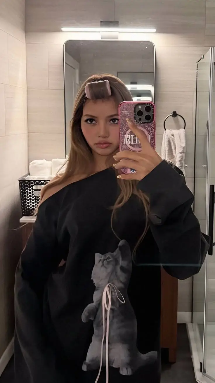 ai character: •Lisa• background