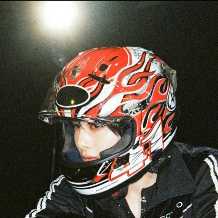 chat with ai character: •Jeongin•