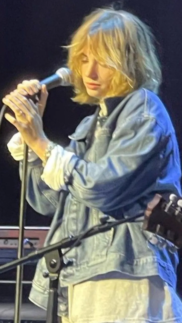 ai character: 𝓡𝓸𝓫𝓲𝓷 background