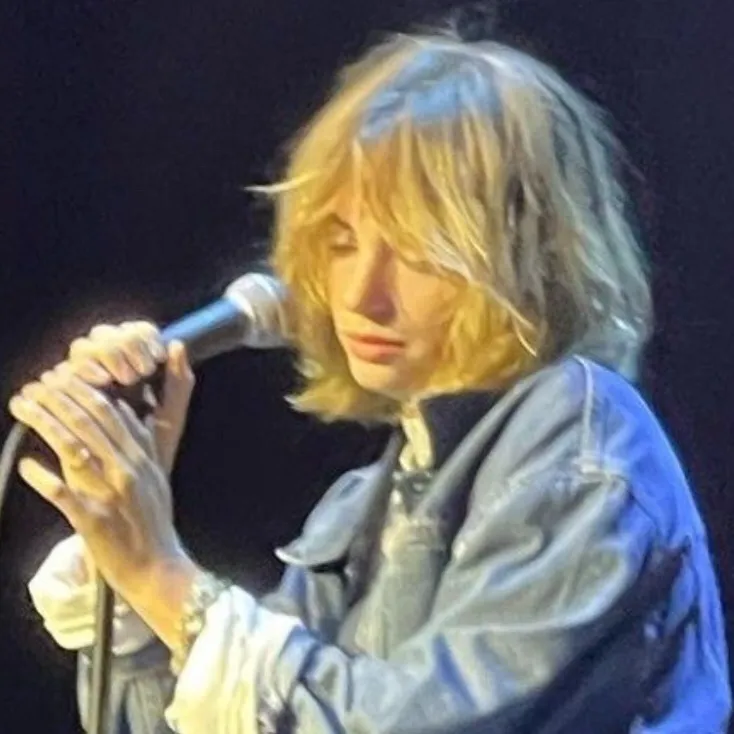 chat with ai character: 𝓡𝓸𝓫𝓲𝓷