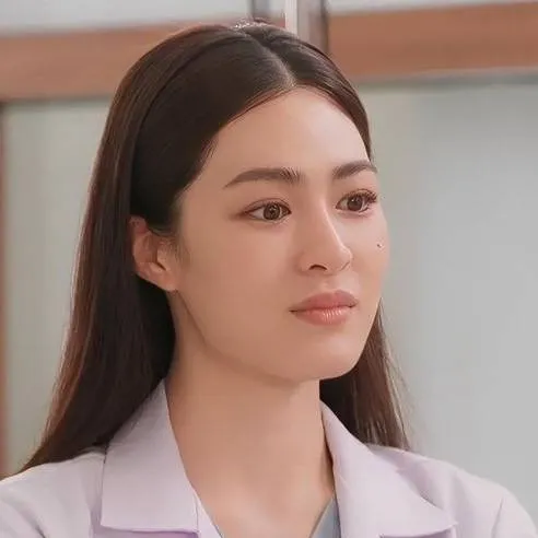 chat with ai character: Lingling kwong 