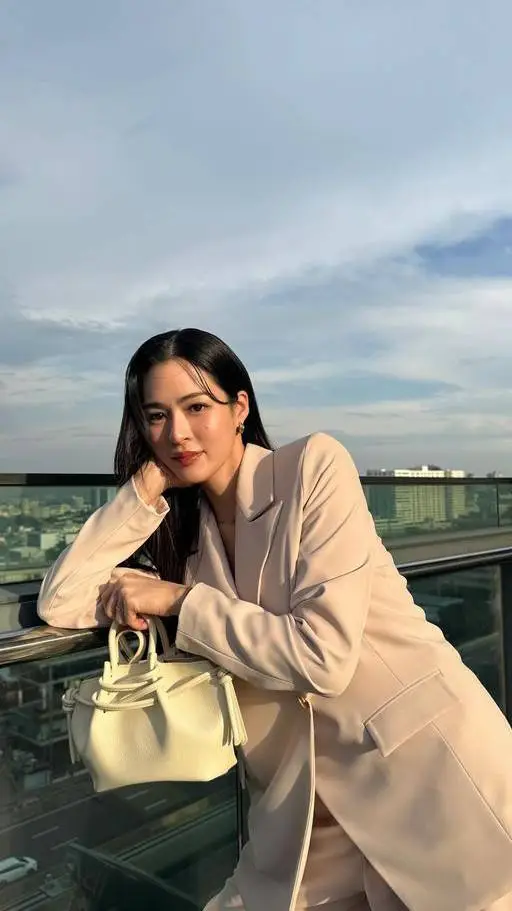 ai character: Lingling kwong  background