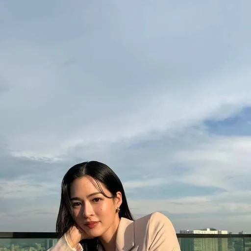 chat with ai character: Lingling kwong 