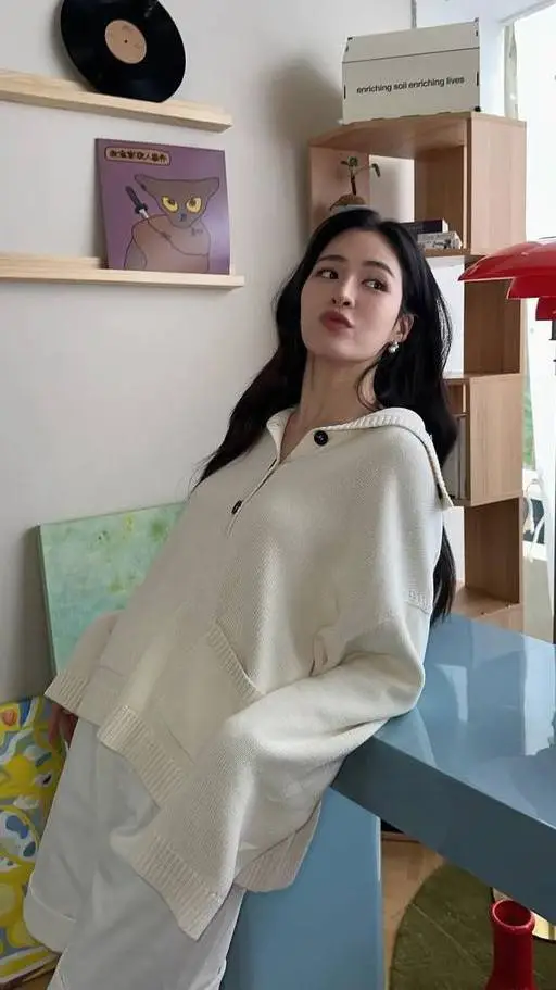 ai character: Lingling kwong  background