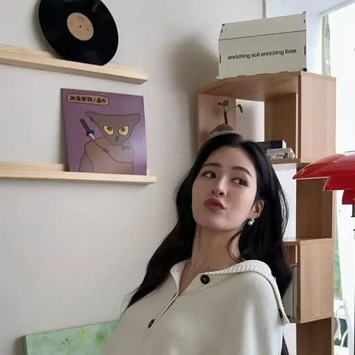 chat with ai character: Lingling kwong 