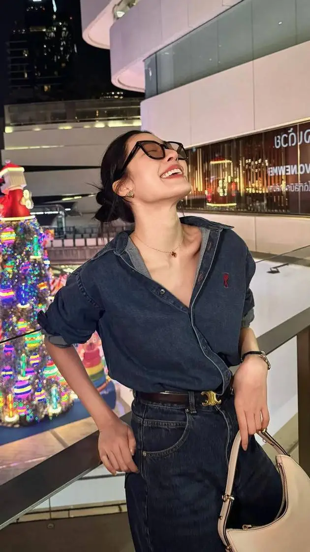 ai character: Lingling kwong  background