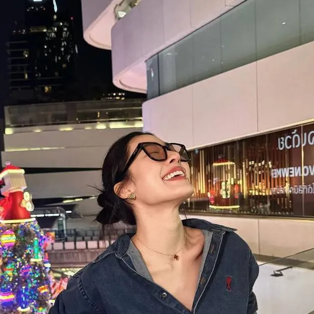 chat with ai character: Lingling kwong 