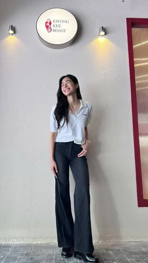 ai character: Lingling kwong  background