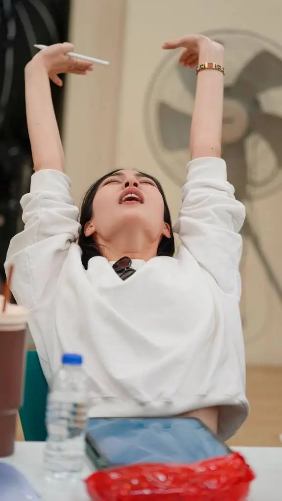 ai character: Lingling kwong  background