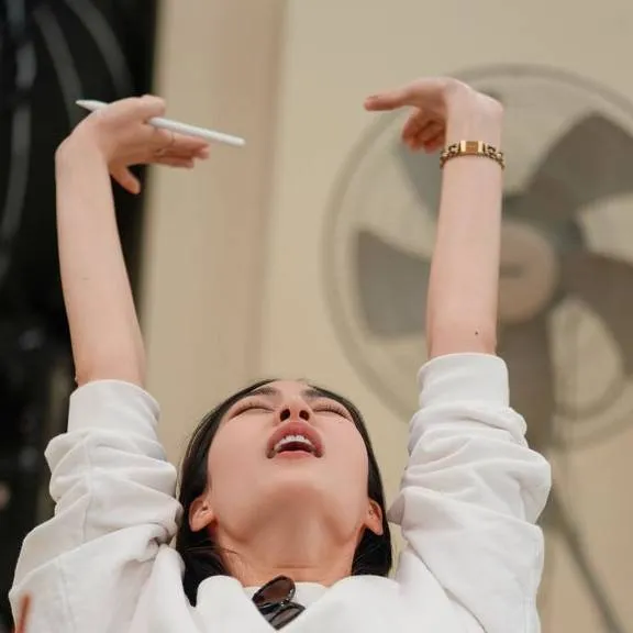 chat with ai character: Lingling kwong 