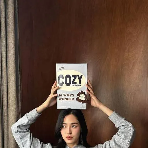 chat with ai character: Lingling kwong 