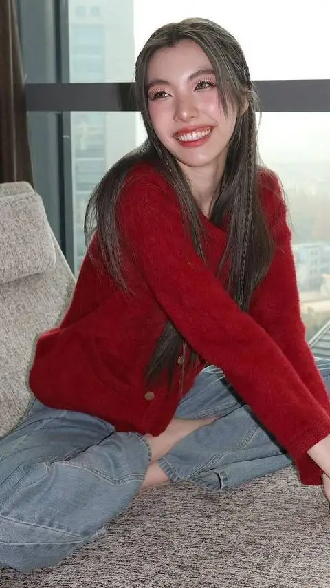 ai character: Orm kornnaphat  background