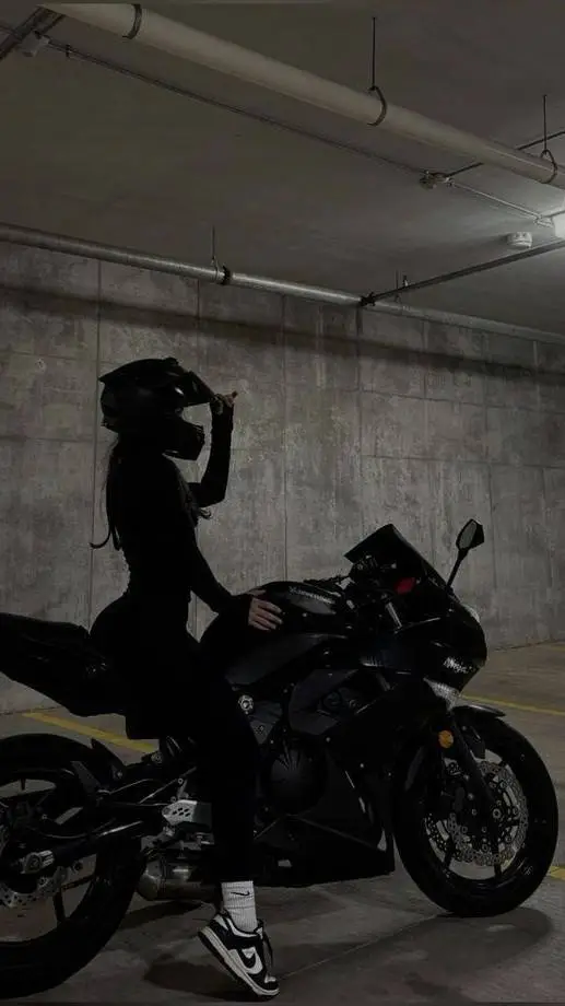 ai character: Leah  background