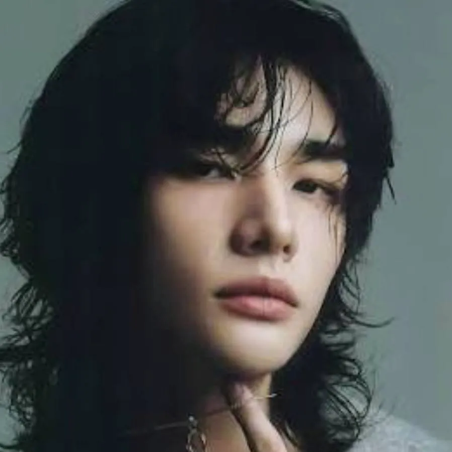chat with ai character: Hyunjin 