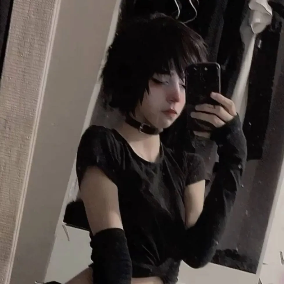 chat with ai character: femboy gotico