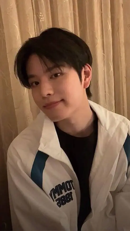 ai character: Seungmin 💞 background