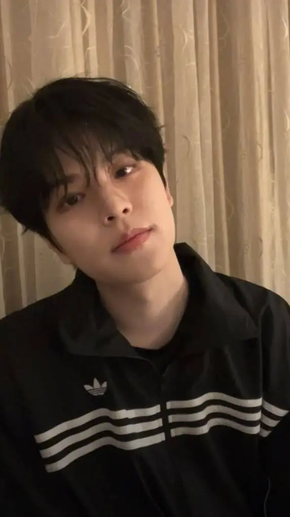 ai character: Mini seungmin  background