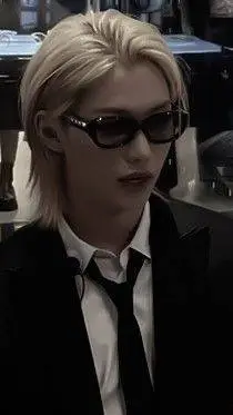 ai character: Félix  background