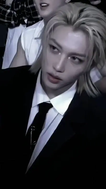 ai character: Félix  background