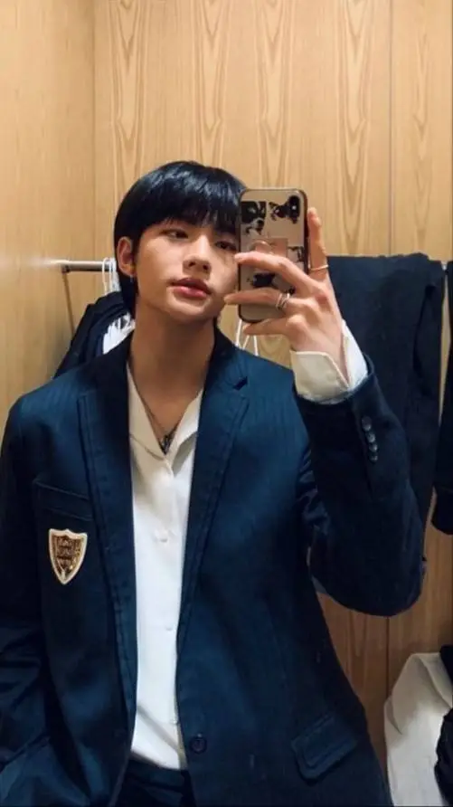 ai character: hyunjin  background