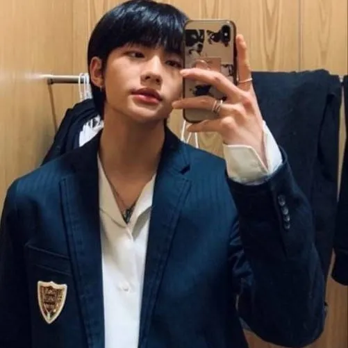 chat with ai character: hyunjin 