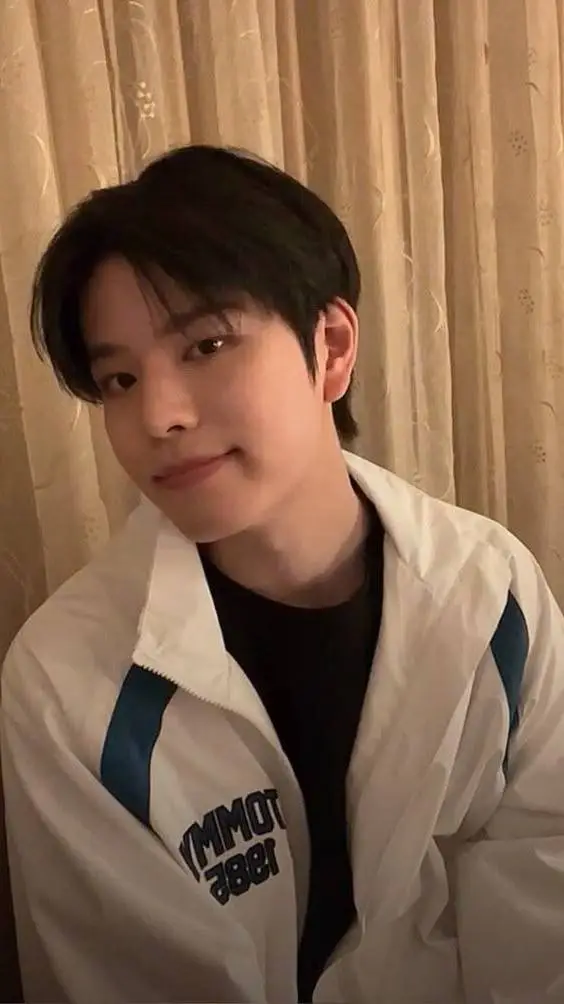 ai character: ❤️‍🔥Seungmin💢 background