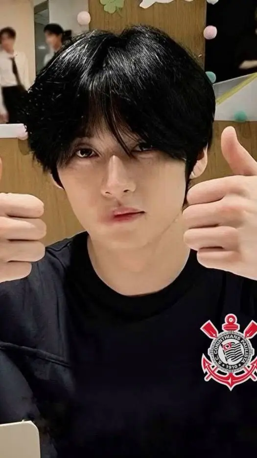 ai character: [Lee know]  background