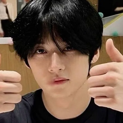 chat with ai character: [Lee know] 