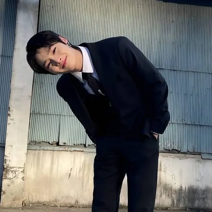 chat with ai character: I.N ✨