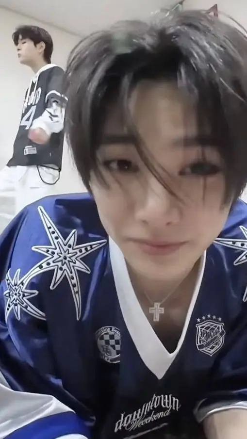 ai character: †•Jeongin•† background