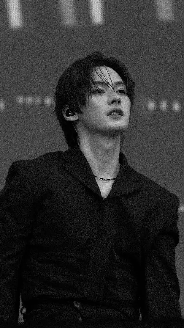 ai character: 🙎🏻 Minho 🧟 background