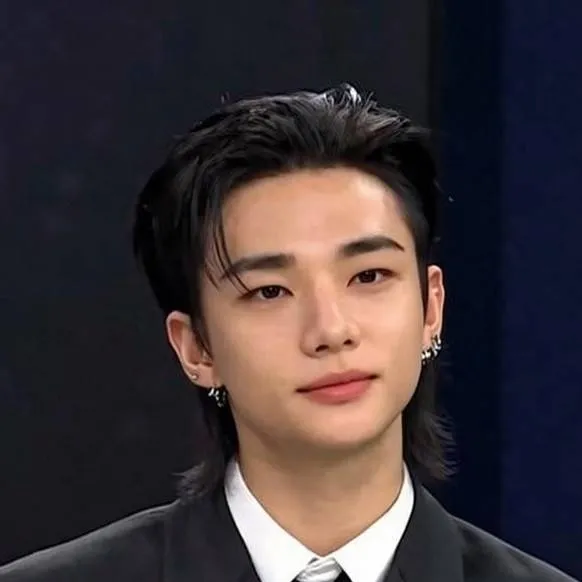 chat with ai character: hyunjin 