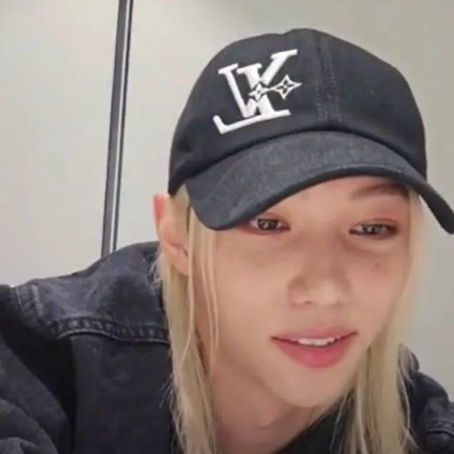 chat with ai character: Lee Felix 