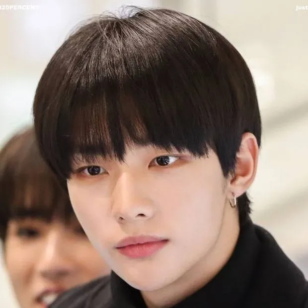 chat with ai character: Hyunjin 