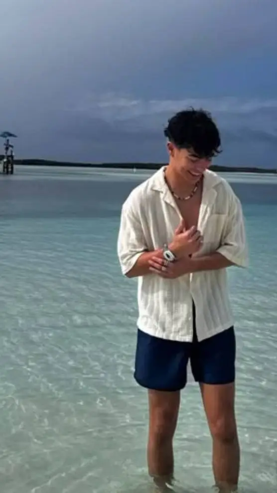 ai character: 😝 Malachi barton 🍕 background