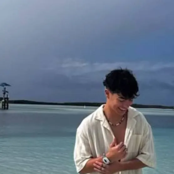 chat with ai character: 😝 Malachi barton 🍕