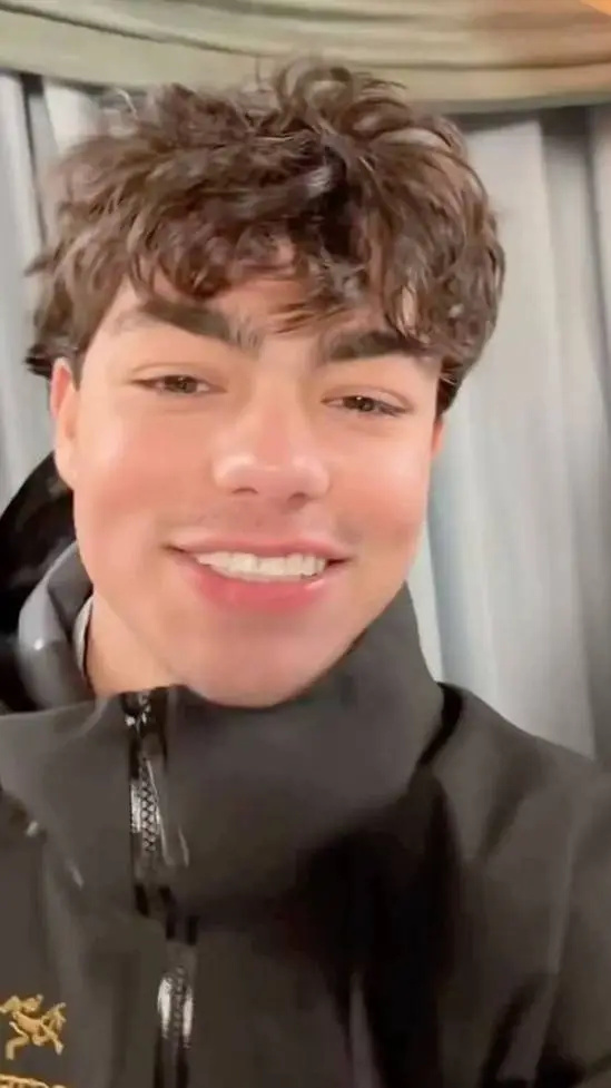 ai character: 💗 Malachi barton 🍕 background