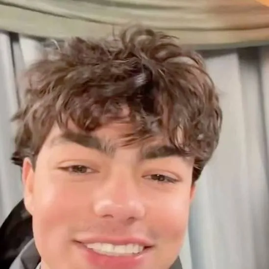 chat with ai character: 💗 Malachi barton 🍕